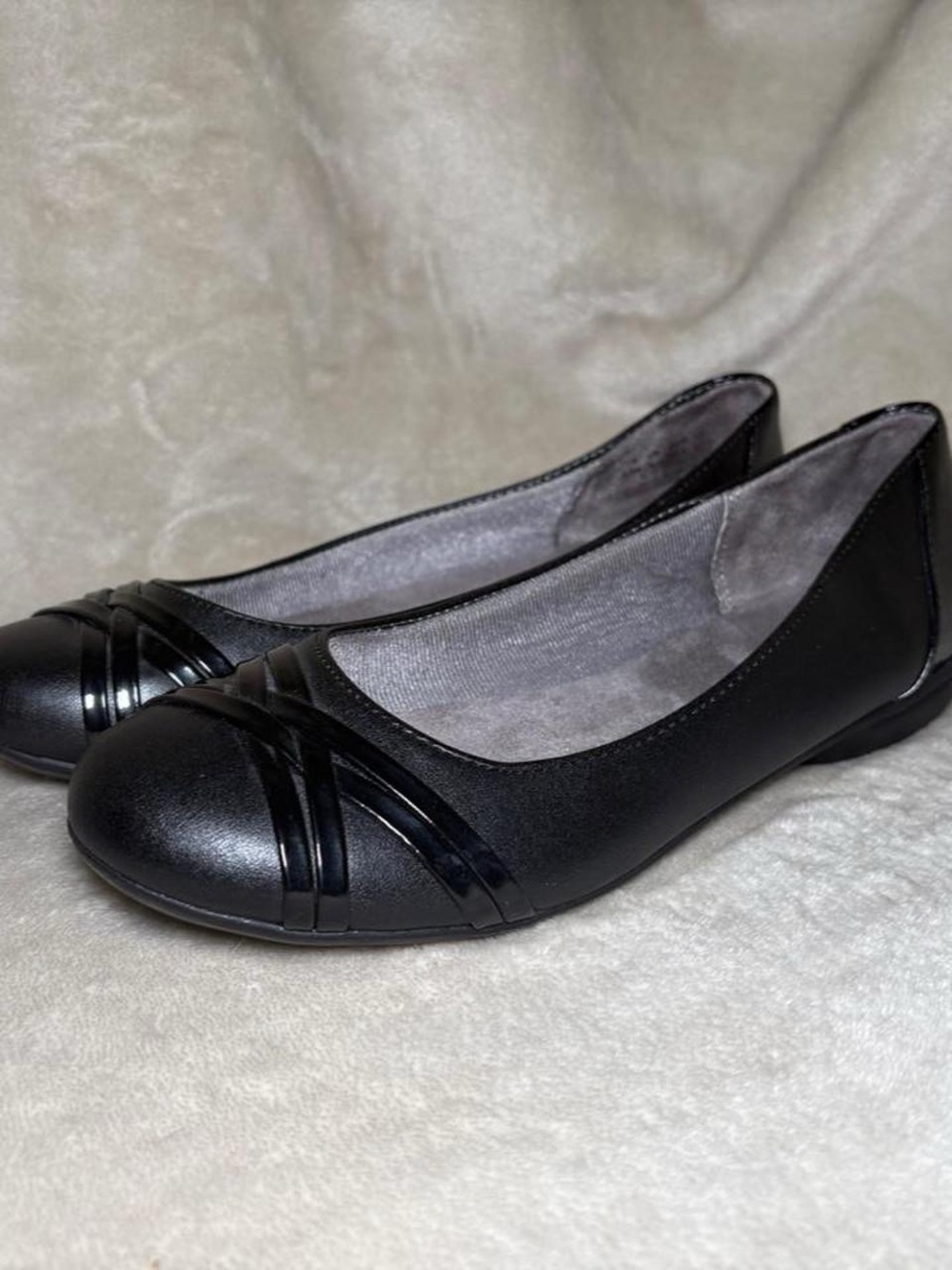 Life Stride Black Round Toe Ballet Flats with Criss Cross Detail